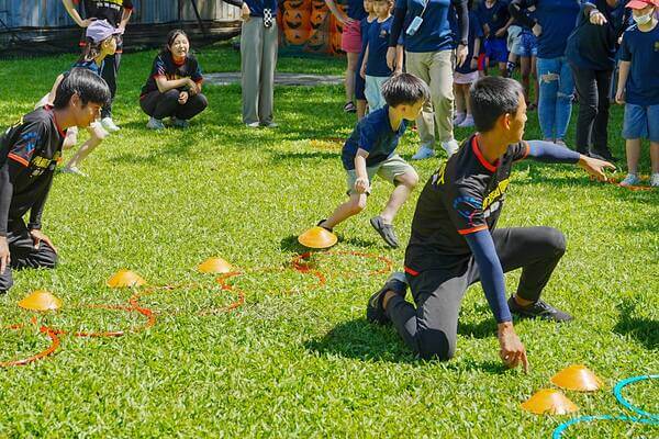 【趣味競賽】：勇往直前，每一組競賽活動都有專人協助