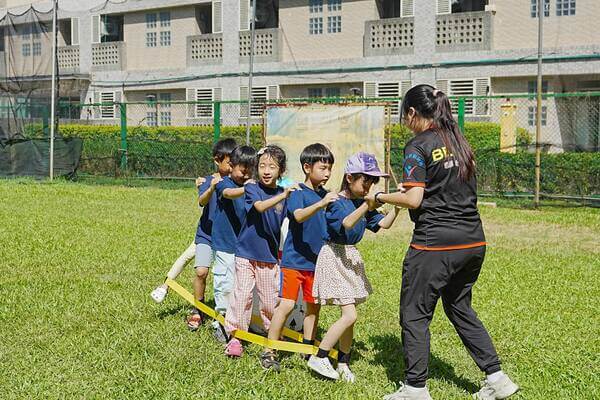 【趣味競賽】：蜈蚣競走，每個幼小孩童都需要我們呵護與協助