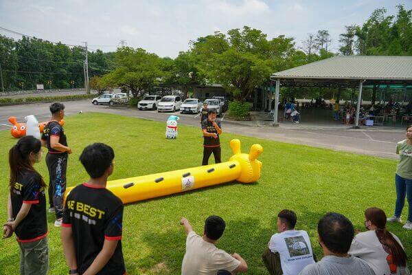 競賽前熊教練親自做安全規則講解：熊麻吉活動團隊為國內最頂尖與優質活動商家（公司），專業設計規劃與帶領家庭日、公司競賽、校慶活動、政府活動、戶外教學各項團康遊戲及趣味競賽，所有設備道具租用（出租）均為本公司親自服務